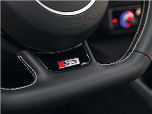 Audi S3 2013 шильдик на руле