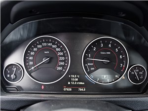 BMW 335i 2012 приборная панель