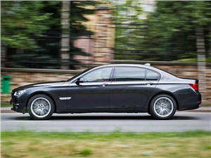 BMW 750 Li xDrive 2013 вид сбоку