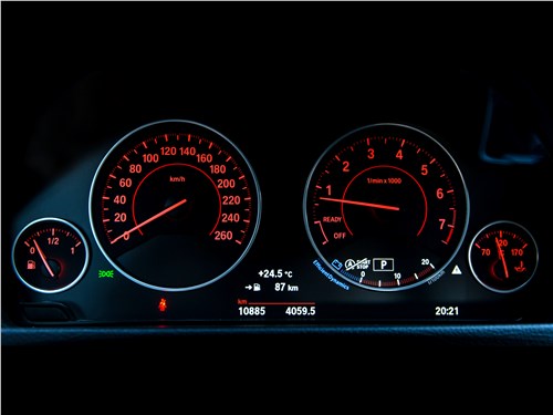 BMW 3 series 2016 приборная панель