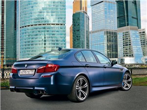 BMW M5 2011 вид сзади