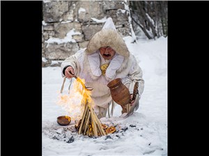 Якутский шаман проводит обряд очищения огнем