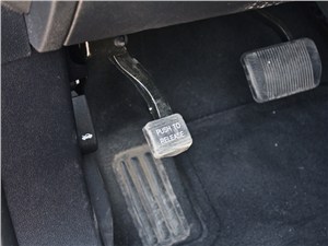 Dodge Journey 2011 ножной «ручник» 