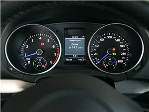Volkswagen Golf R 2009 приборная панель