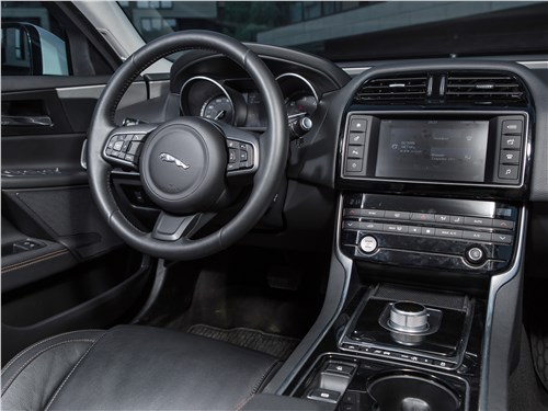 Jaguar XE 2016 салон