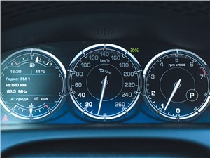 Jaguar XJ 2012 приборная панель