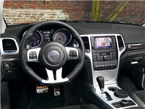 Предпросмотр jeep grand cherokee srt8 2012 водительское место