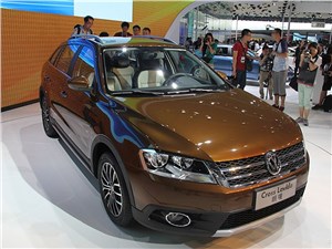 Volkswagen Cross Lavida 2014 вид спереди 3/4