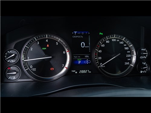 Lexus LX 570 2016 приборная панель
