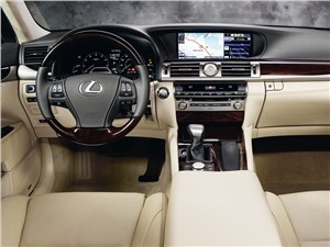 Lexus LS 600h L 2012 водительское место