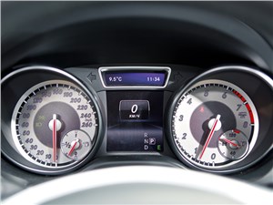 Mercedes-Benz CLA 200 2013 приборная панель