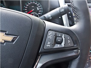 Chevrolet Malibu 2013 управление музыкой на руле