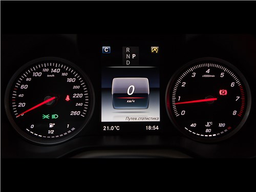 Mercedes-Benz GLC 2016 приборная панель