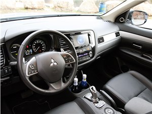 Mitsubishi Outlander PHEV 2014 водительское место