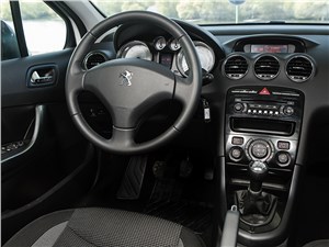 Peugeot 408 2011 водительское место