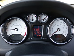 Peugeot 408 2010 приборная панель
