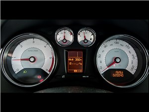 Peugeot 408 2011 приборная панель