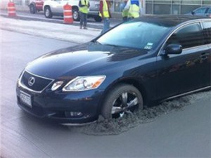 Строители случайно забетонировали 10 припаркованных машин