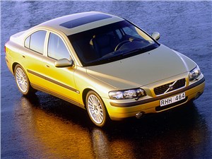 Люкс “семейного” формата (Volvo S60, Alfa Romeo 156, Saab 9-3) S60 - Volvo S60 2000 вид справа спереди фото 2