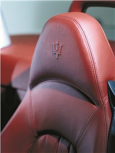 Предпросмотр maserati spyder фирменная эмблема на подголовниках сидений