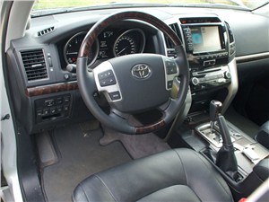 Toyota Land Cruiser 200 2012 водительское место
