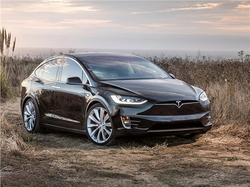 В Mercedes-Benz сломали арендованную Tesla Model X