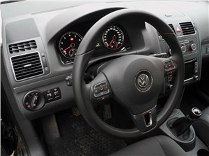 Удобно и практично (Ford Focus C-Max, Opel Zafira, VW Touran) Touran - Volkswagen Touran 2011 водительское место