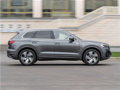 Volkswagen Touareg 2019 вид сбоку