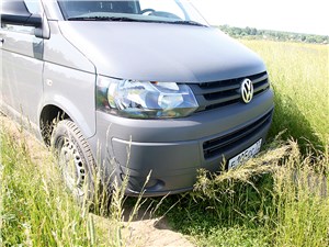 Volkswagen Transporter T5 2009 вид спереди в поле