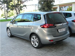 Opel Zafira Tourer 2012 вид сзади