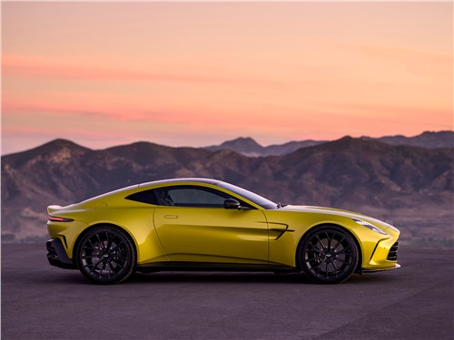 Aston Martin Vantage (2025) вид сбоку