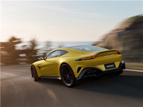 Aston Martin Vantage (2025) вид сзади