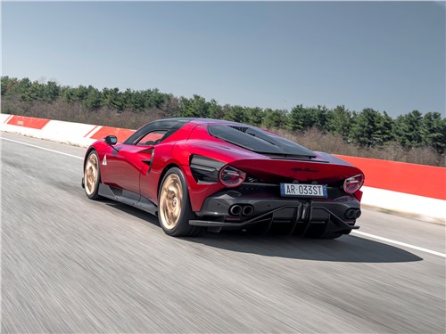 Alfa Romeo 33 Stradale (2024) вид сзади