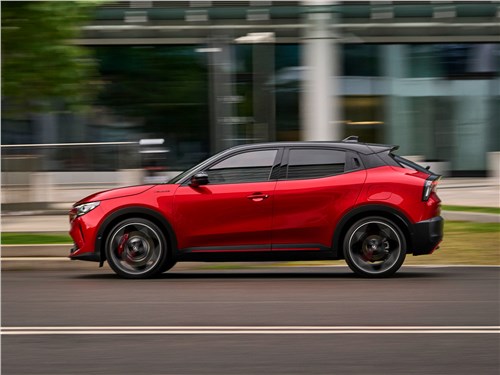 Alfa Romeo Junior Elettrica (2025) вид сбоку