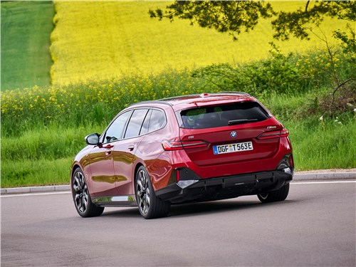 BMW i5 Touring (2025) вид сзади