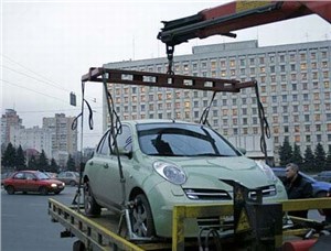 Столичные силовики эвакуировали из центра машины со скрытыми номерами