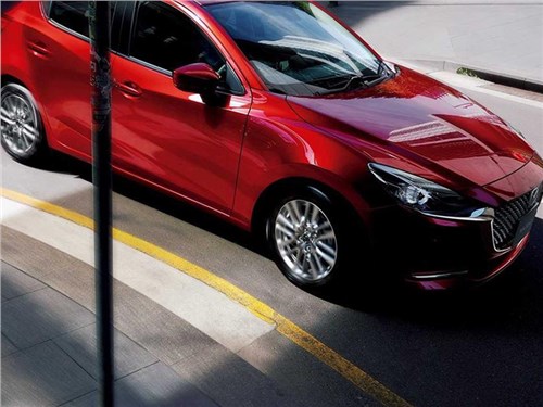  Mazda показала обновленную «двойку»