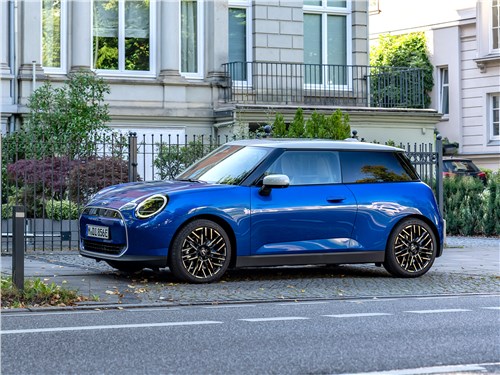 Mini Cooper SE (2024) вид сбоку