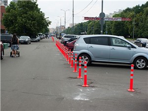 Парковки разделят столбиками с пешеходными дорожками