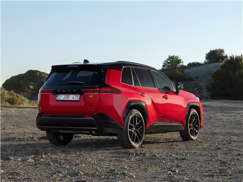 Toyota RAV4 GR Sport | вид сзади
