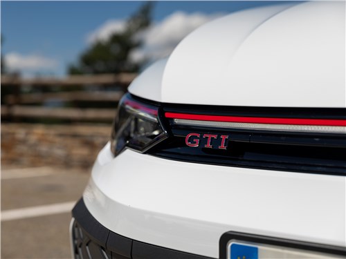 Volkswagen Golf GTI (2024) передняя фара