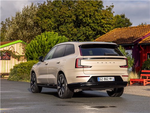 Volvo EX90 (2024) вид сзади