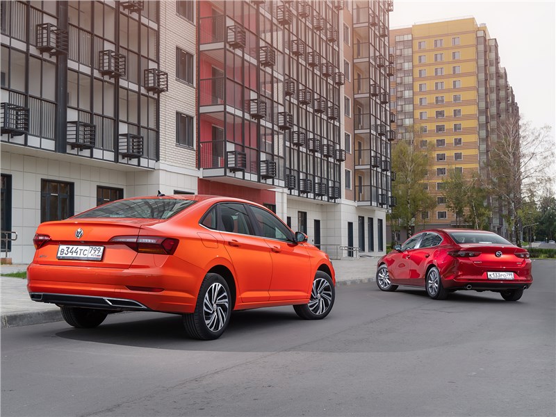 Mazda 3 (2019) и Volkswagen Jetta (2019) вид сзади