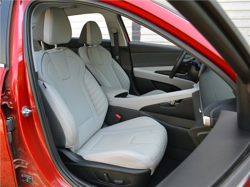 Hyundai Elantra (2021) передние кресла