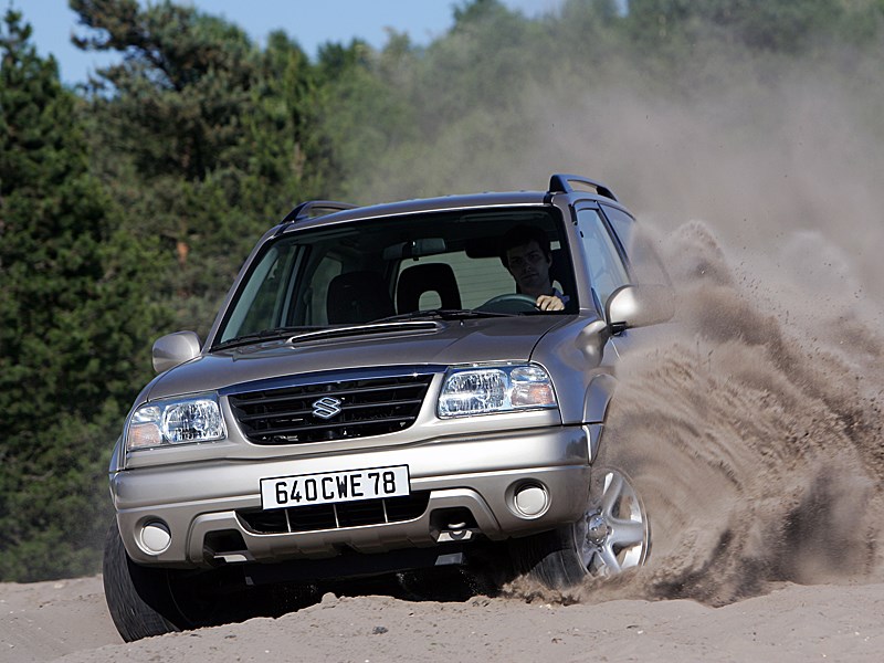 Suzuki Grand Vitara 3d 2004 вид спереди слева в динамике