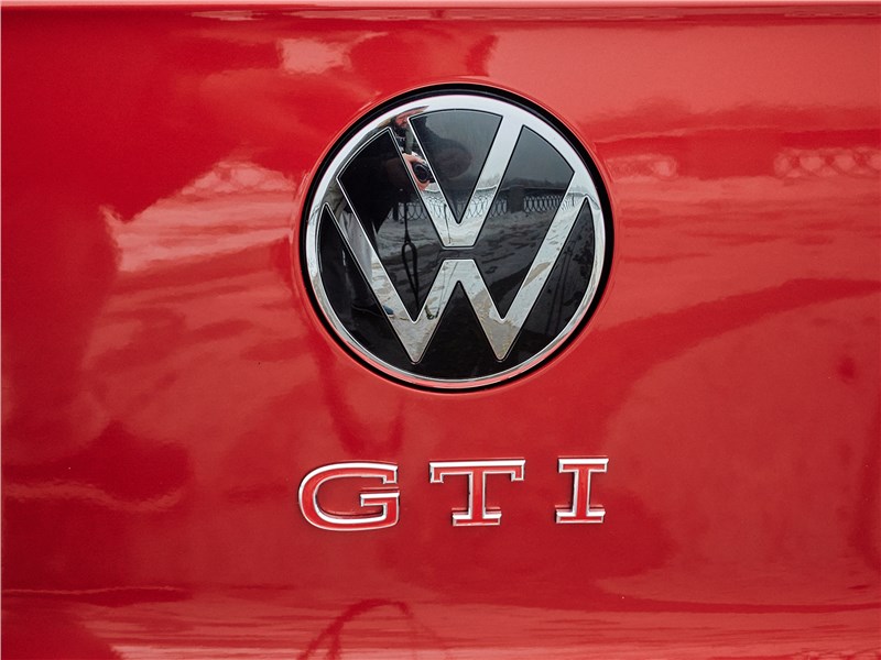 Volkswagen Golf GTI (2021) логотип
