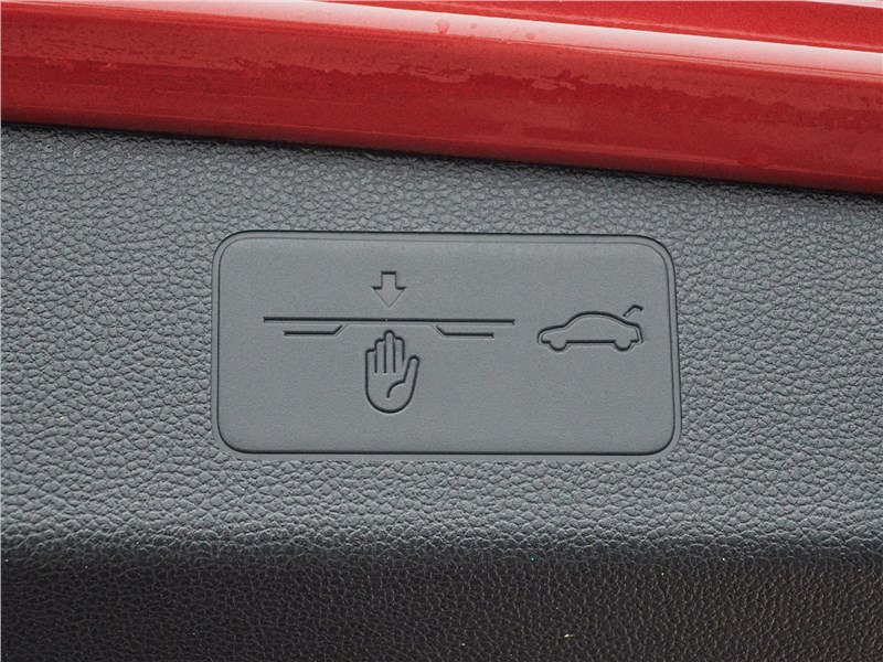 Volkswagen Golf GTI (2021) багажное отделение