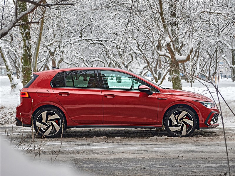 Volkswagen Golf GTI (2021) вид сбоку