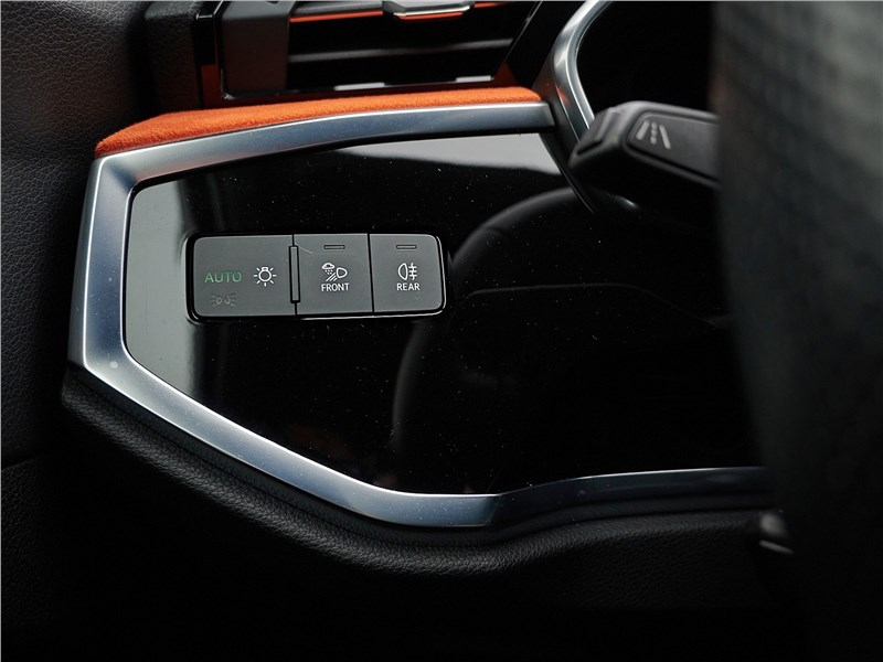 Audi Q3 Sportback S tronic quattro Sport (2021) кнопки на руле