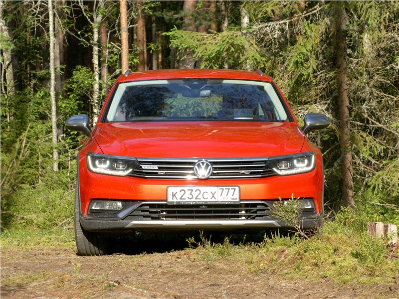 Volkswagen Passat Alltrack 2016 вид спереди